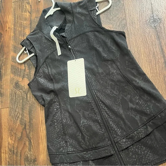 Lululemon Light Speed Reflective Vest Size 2 in Desert Snake Embossed Black NWT - Picture 9 of 12